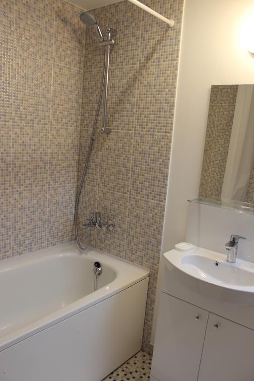 Three-Bedroom Apartment On Peldu 19 Riga Esterno foto